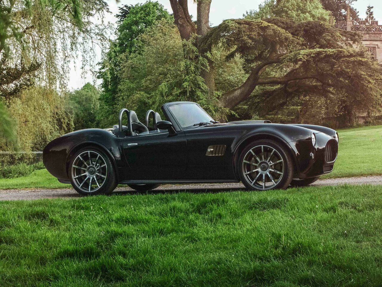 AC Cobra GT c 2023 года