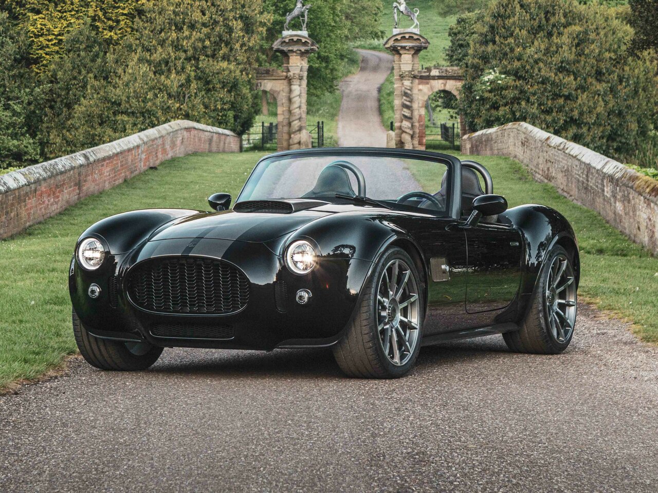 AC Cobra GT c 2023 года