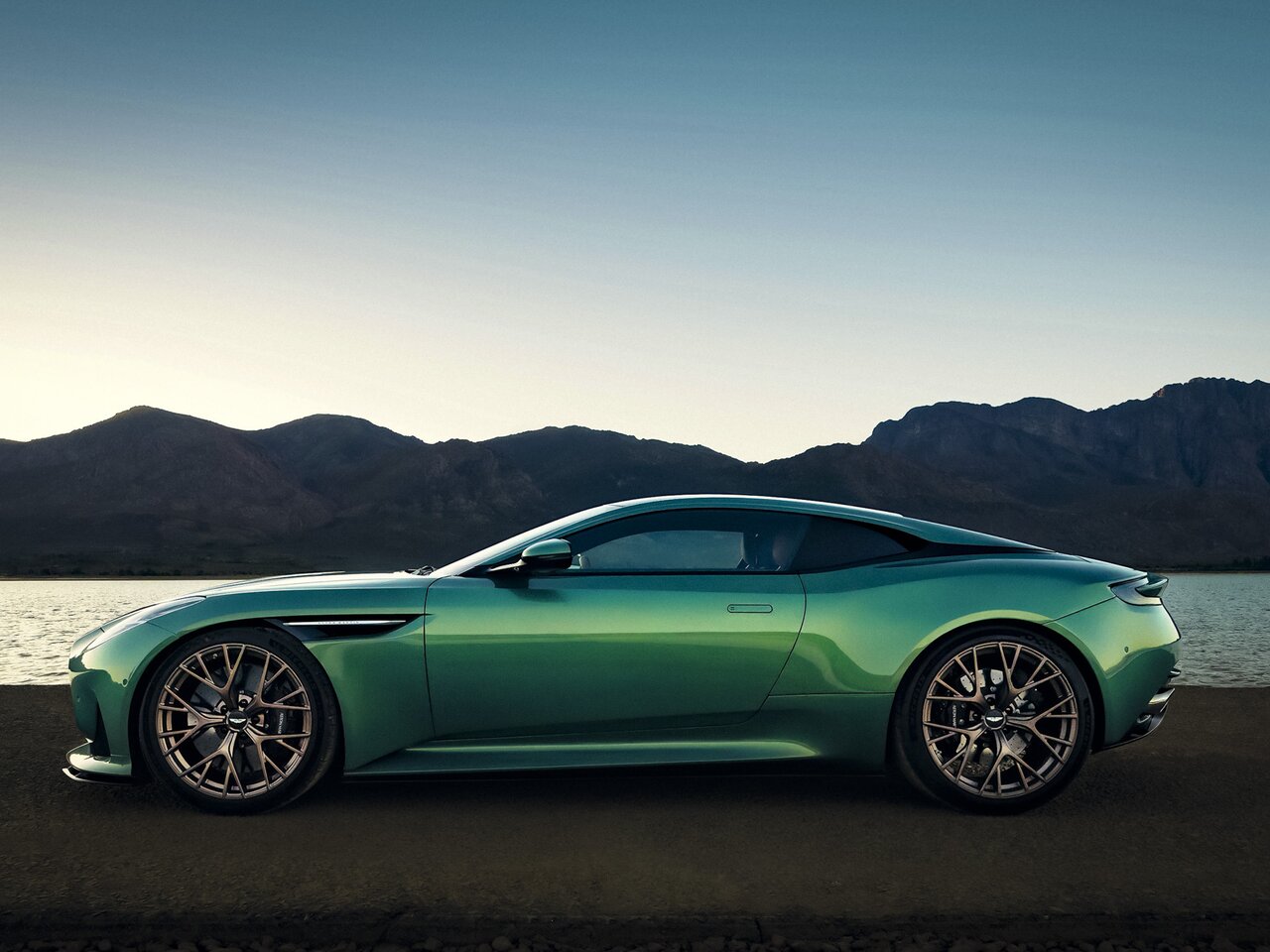 Aston Martin DB12 c 2023 года