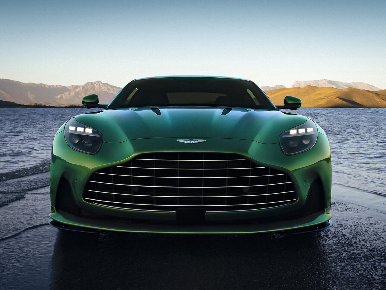 Aston Martin DB12 c 2023 года