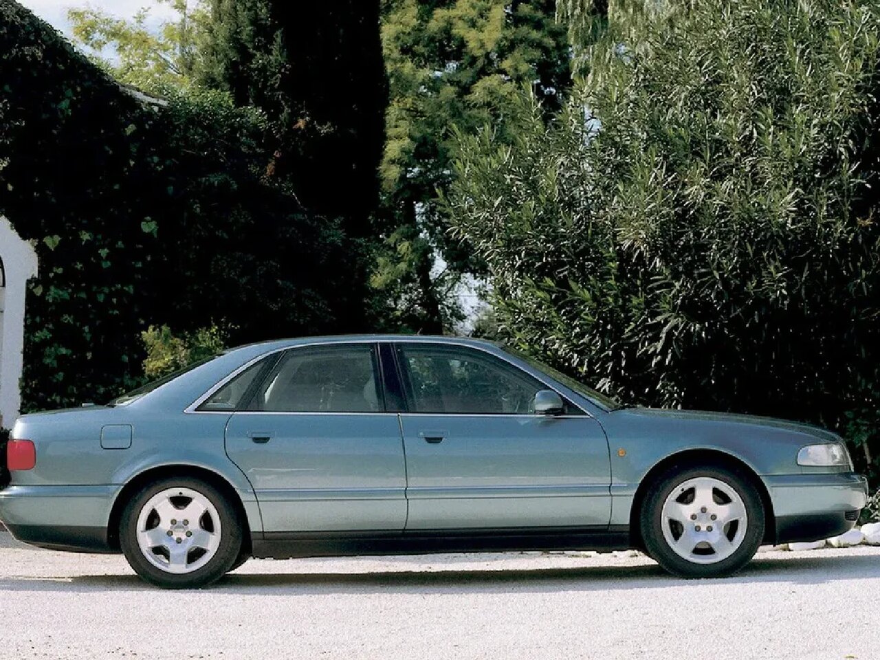 Audi A8 I (D2)