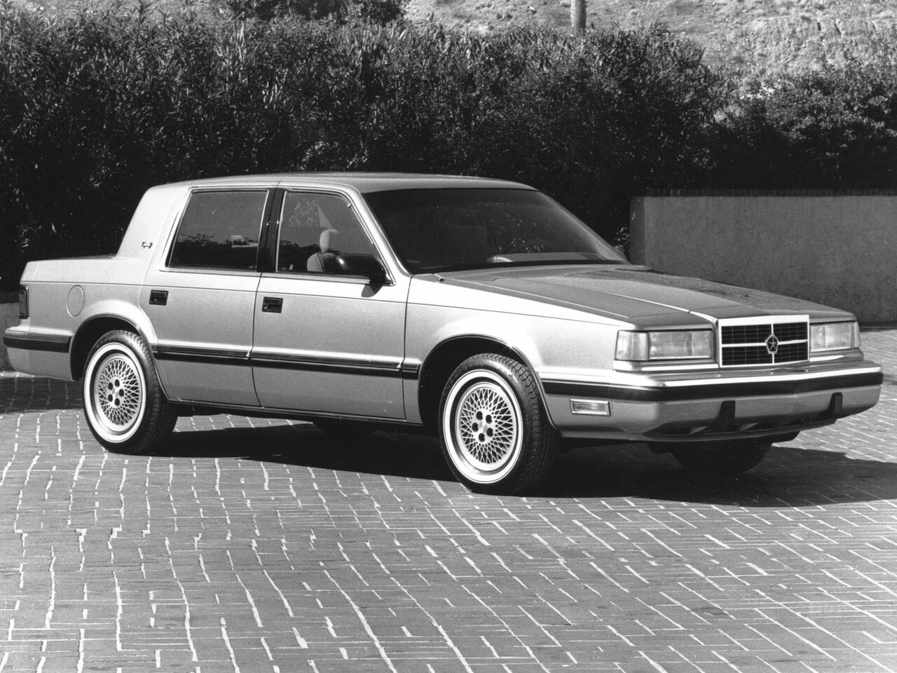 Chrysler Dynasty Седан