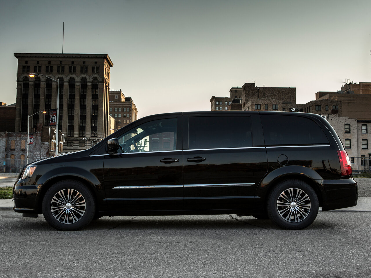 Chrysler Town &amp; Country V Рестайлинг