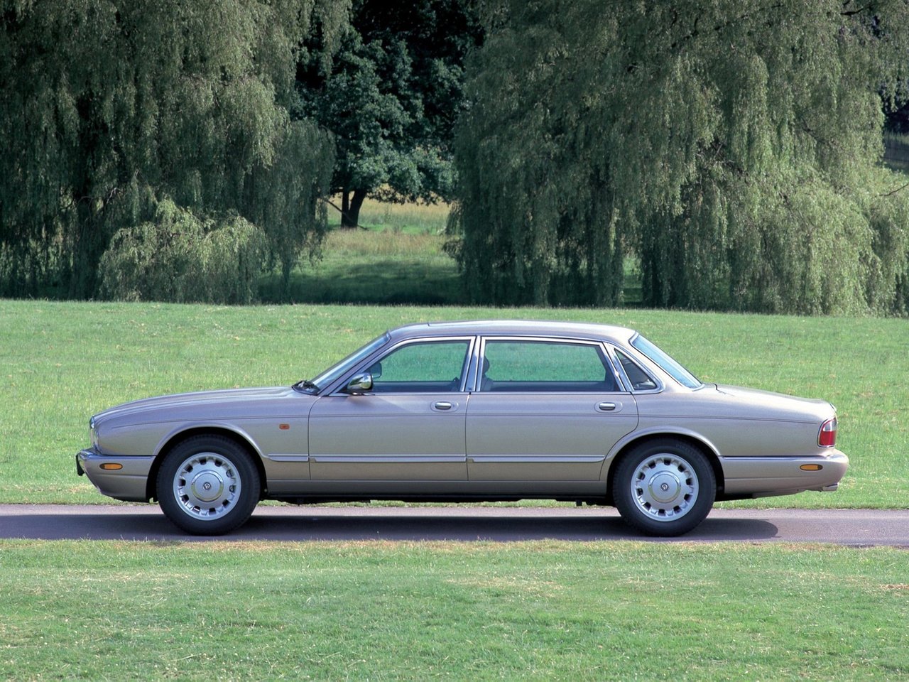 Daimler X308 Седан