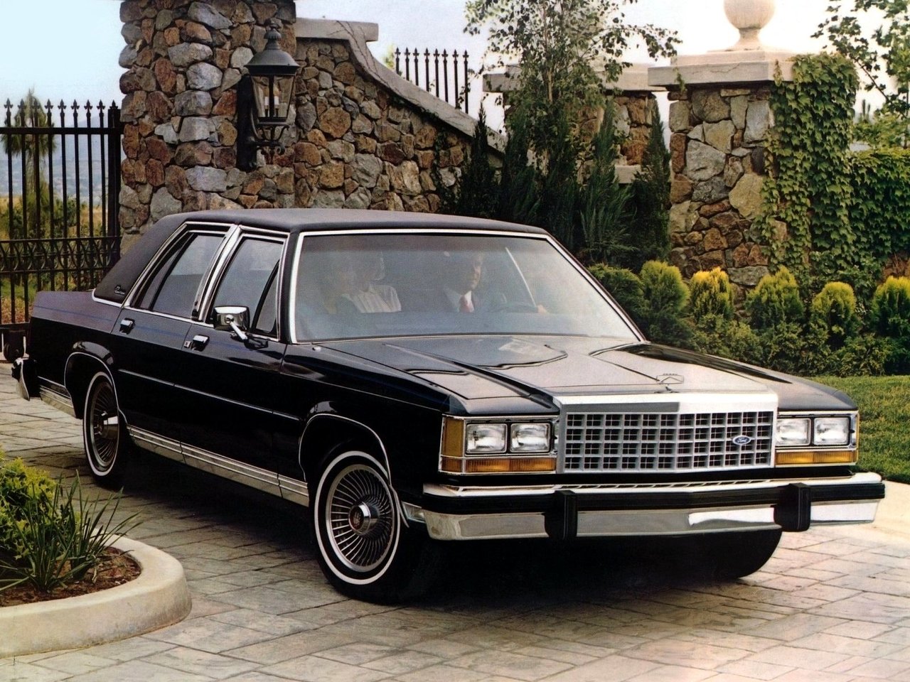 Ford LTD Crown Victoria Седан