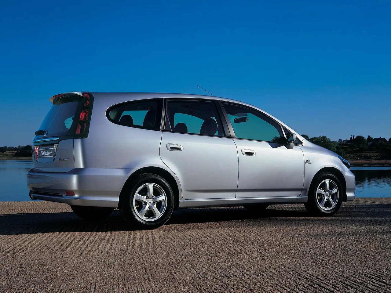 Honda Stream I Рестайлинг