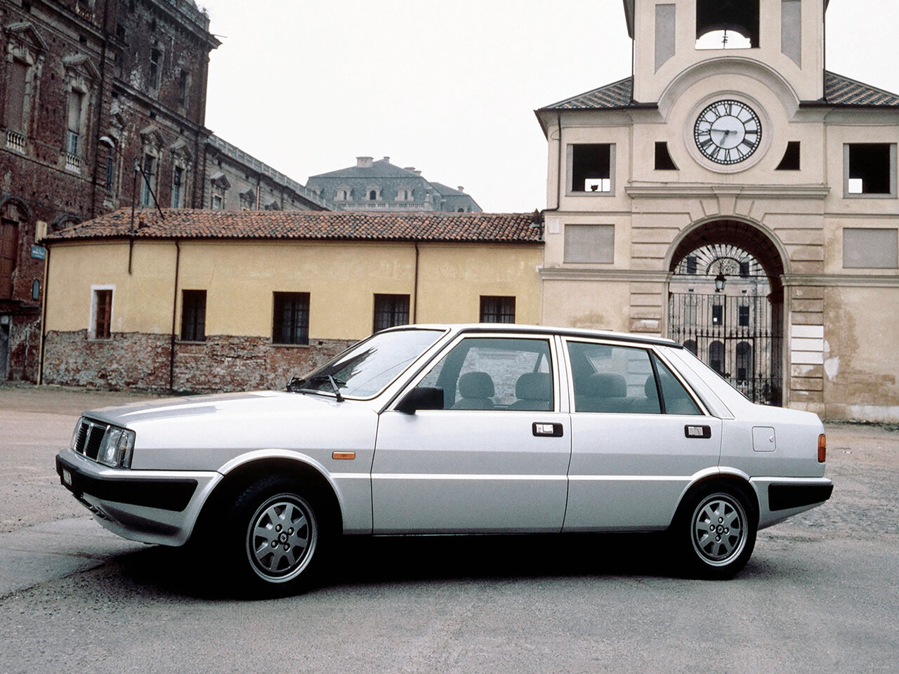 Lancia Prisma Седан