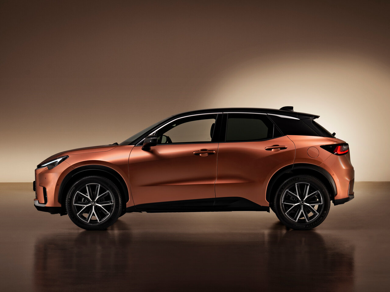 Lexus LBX c 2023 года