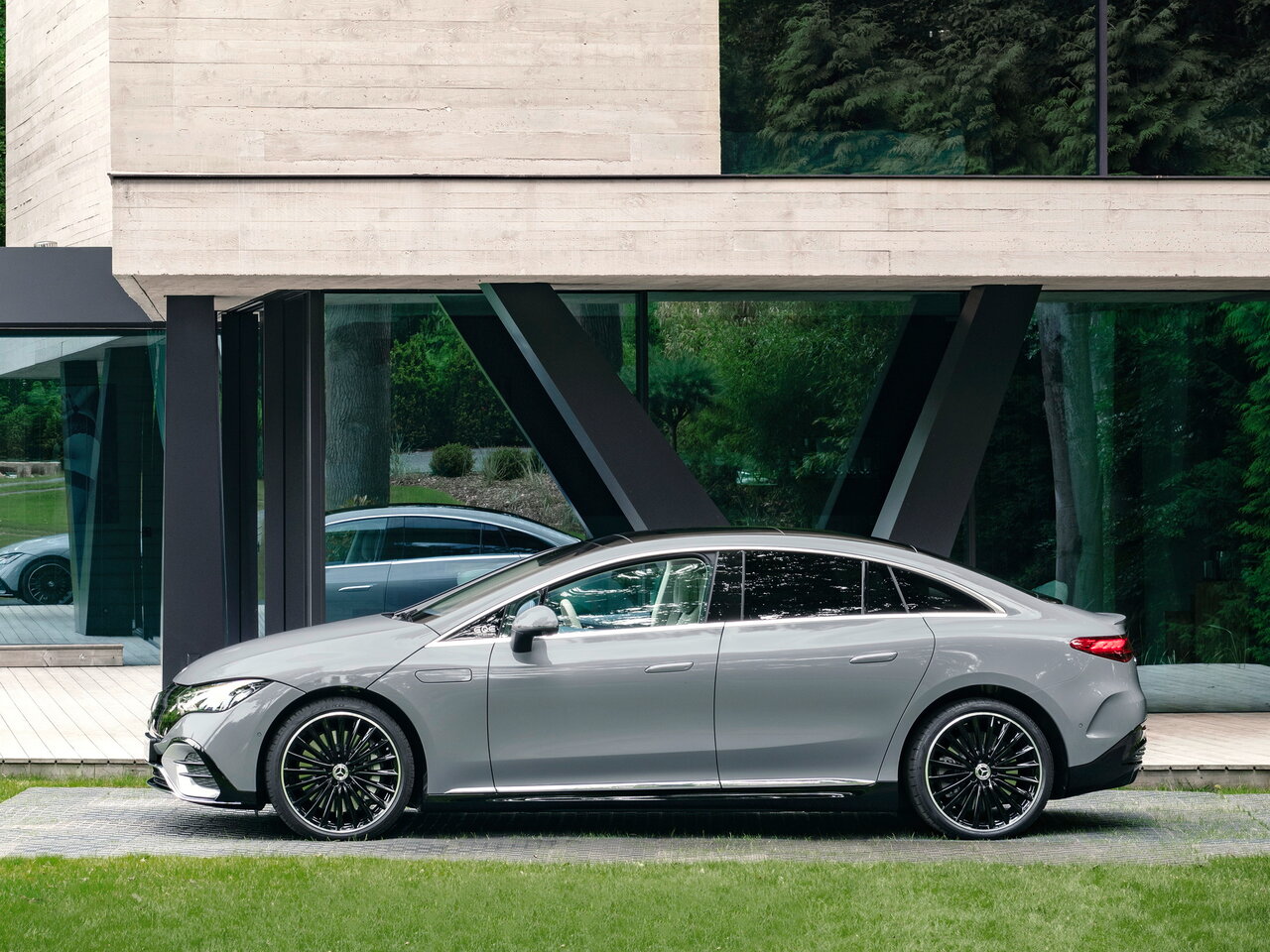 Mercedes-Benz EQE Седан