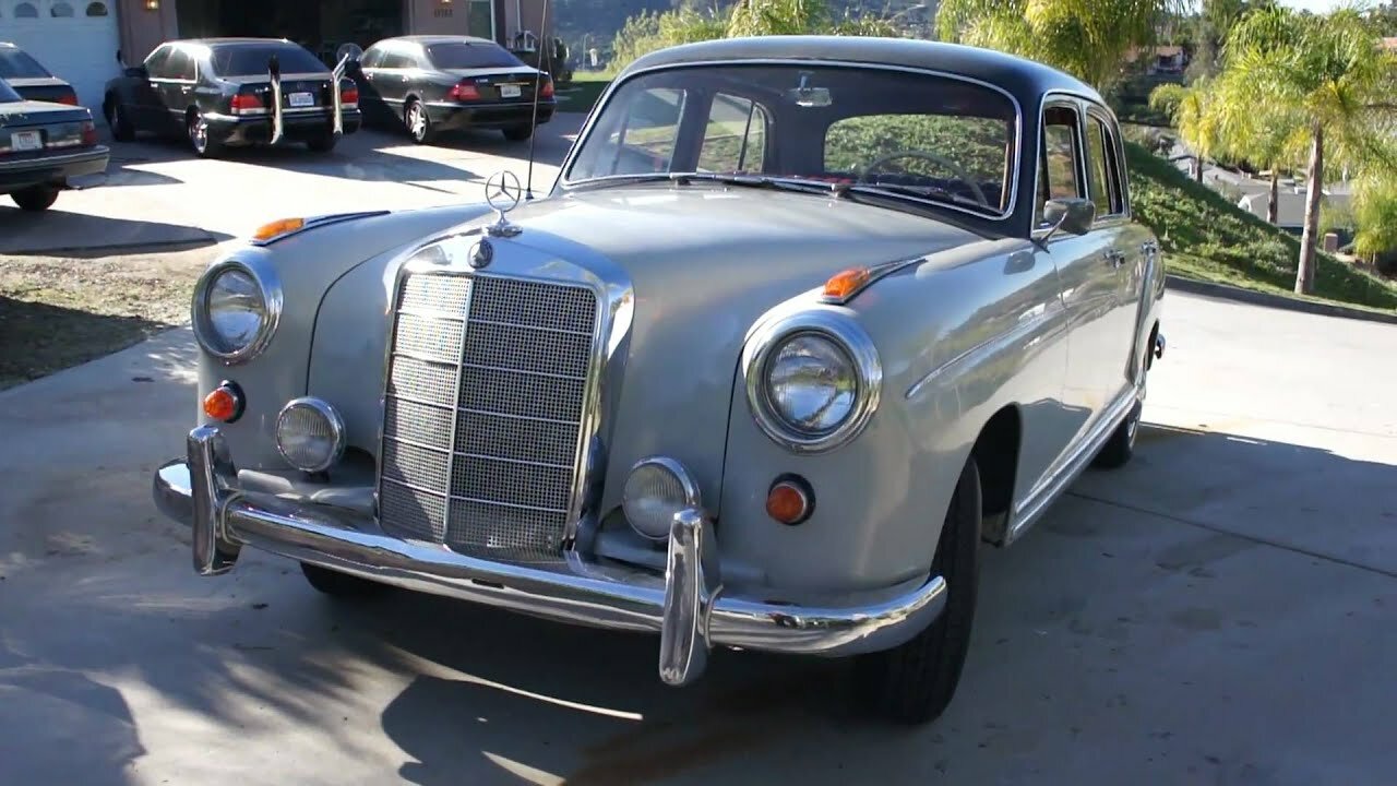 Mercedes-Benz W105 Седан