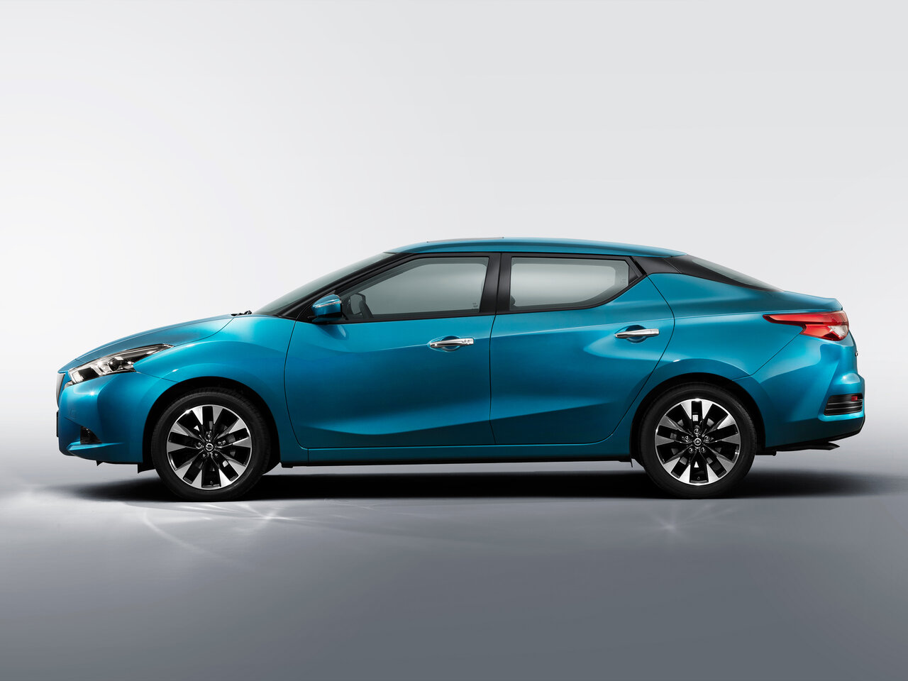 Nissan Lannia Седан