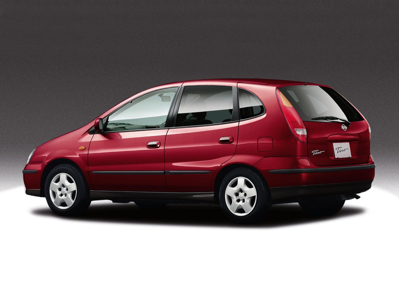 Nissan Tino Компактвэн