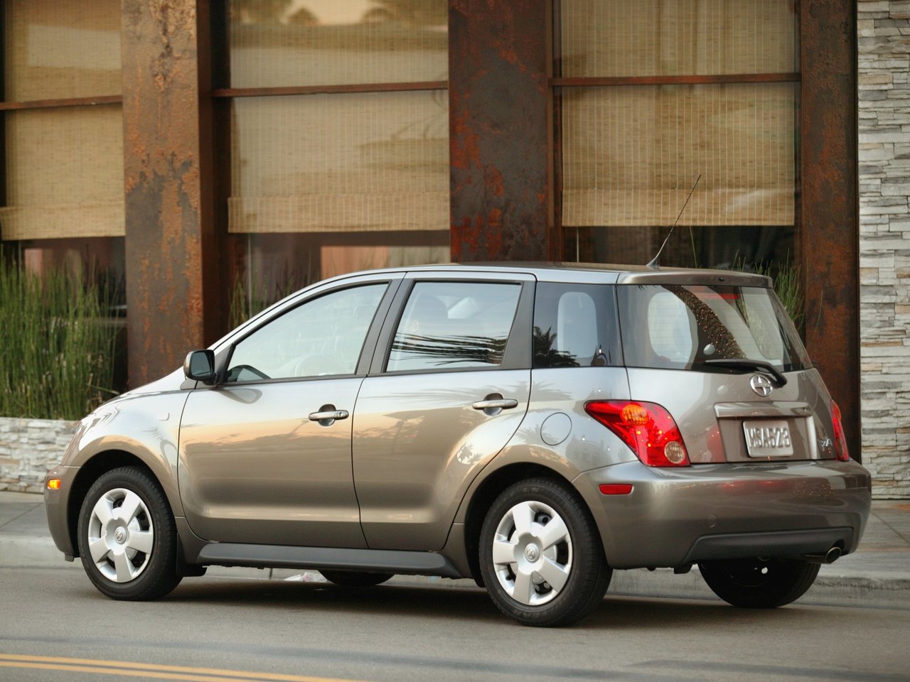 Scion xA Хэтчбек 5 дв.