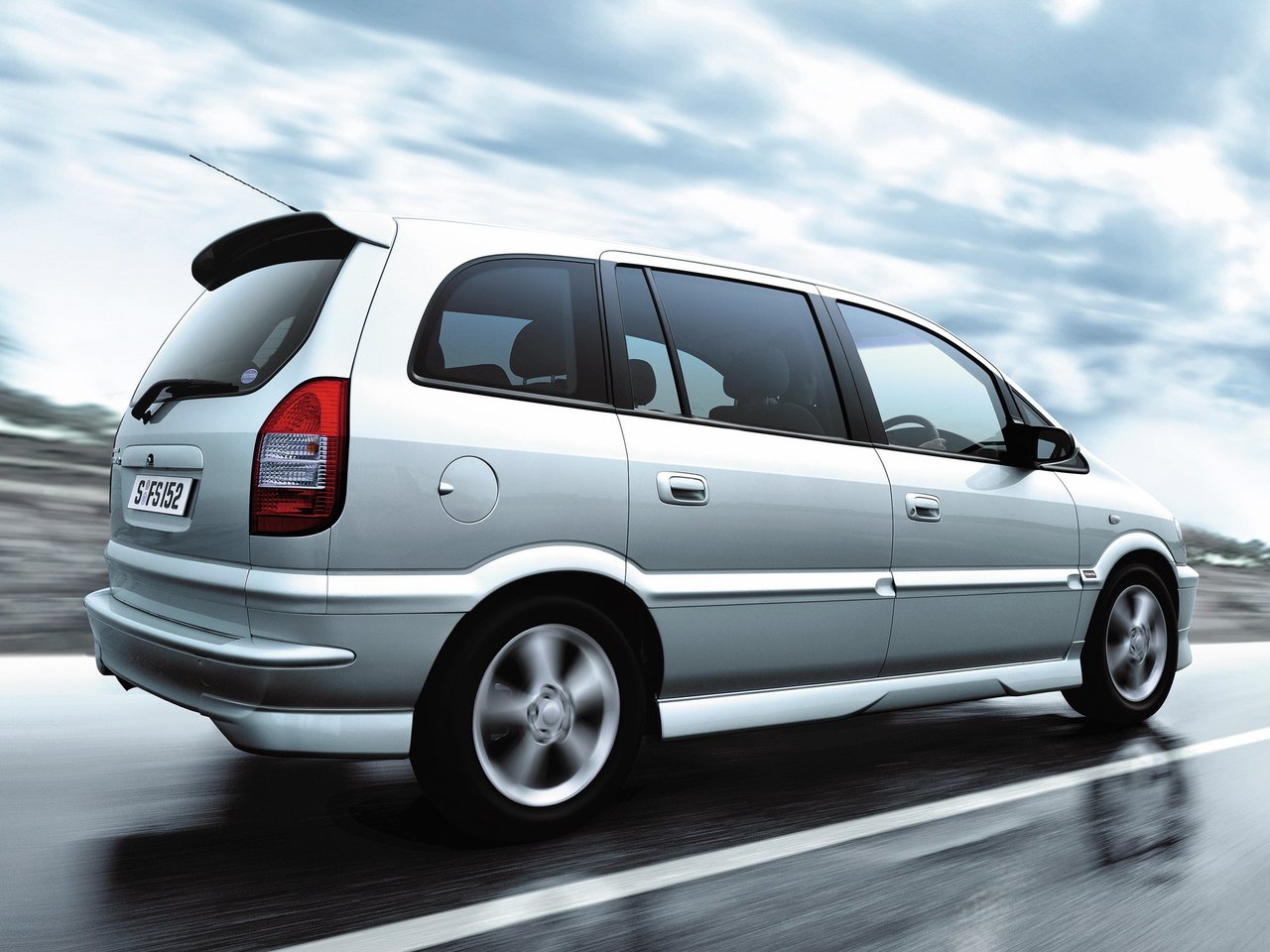 Subaru Traviq Компактвэн