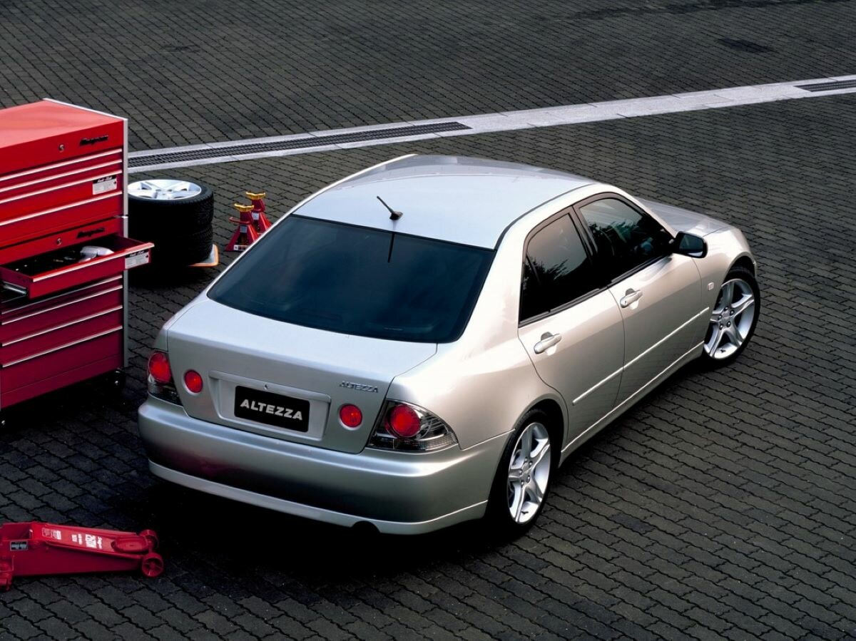 Toyota Altezza 1998 – 2005