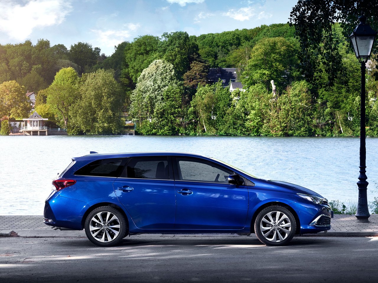 Toyota Auris II Рестайлинг