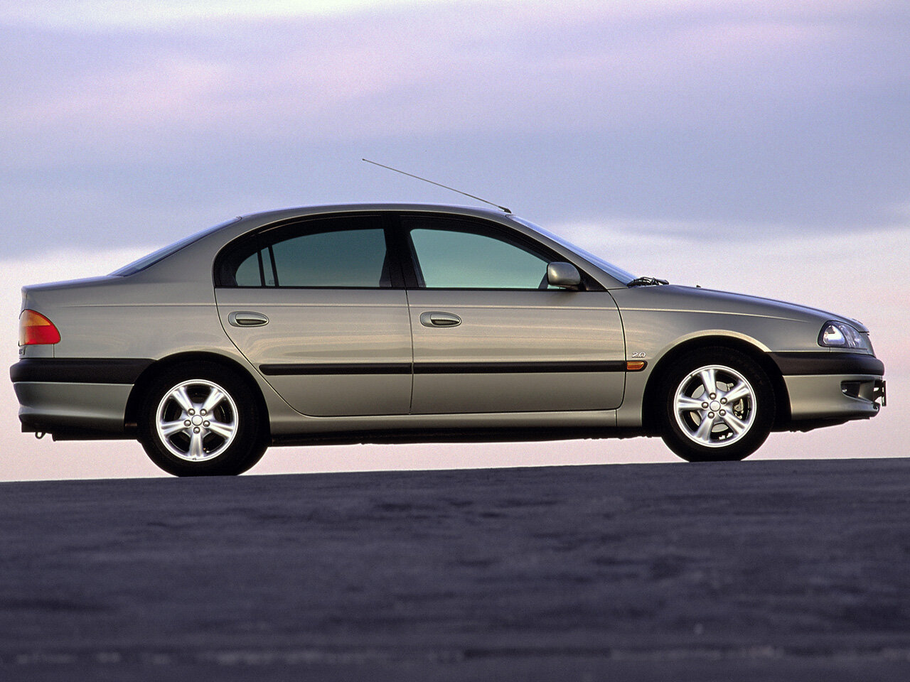 Toyota Avensis I