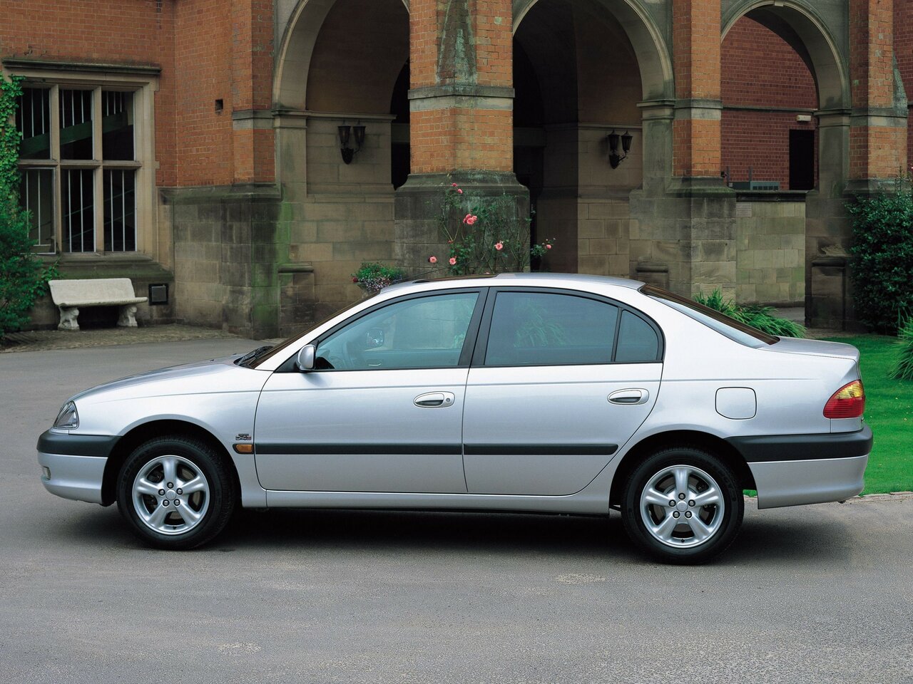 Toyota Avensis I Рестайлинг