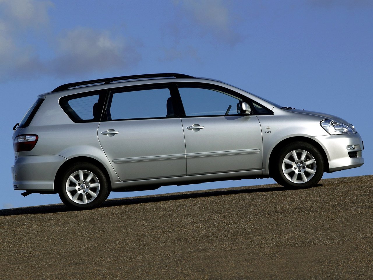 Toyota Avensis Verso I Рестайлинг
