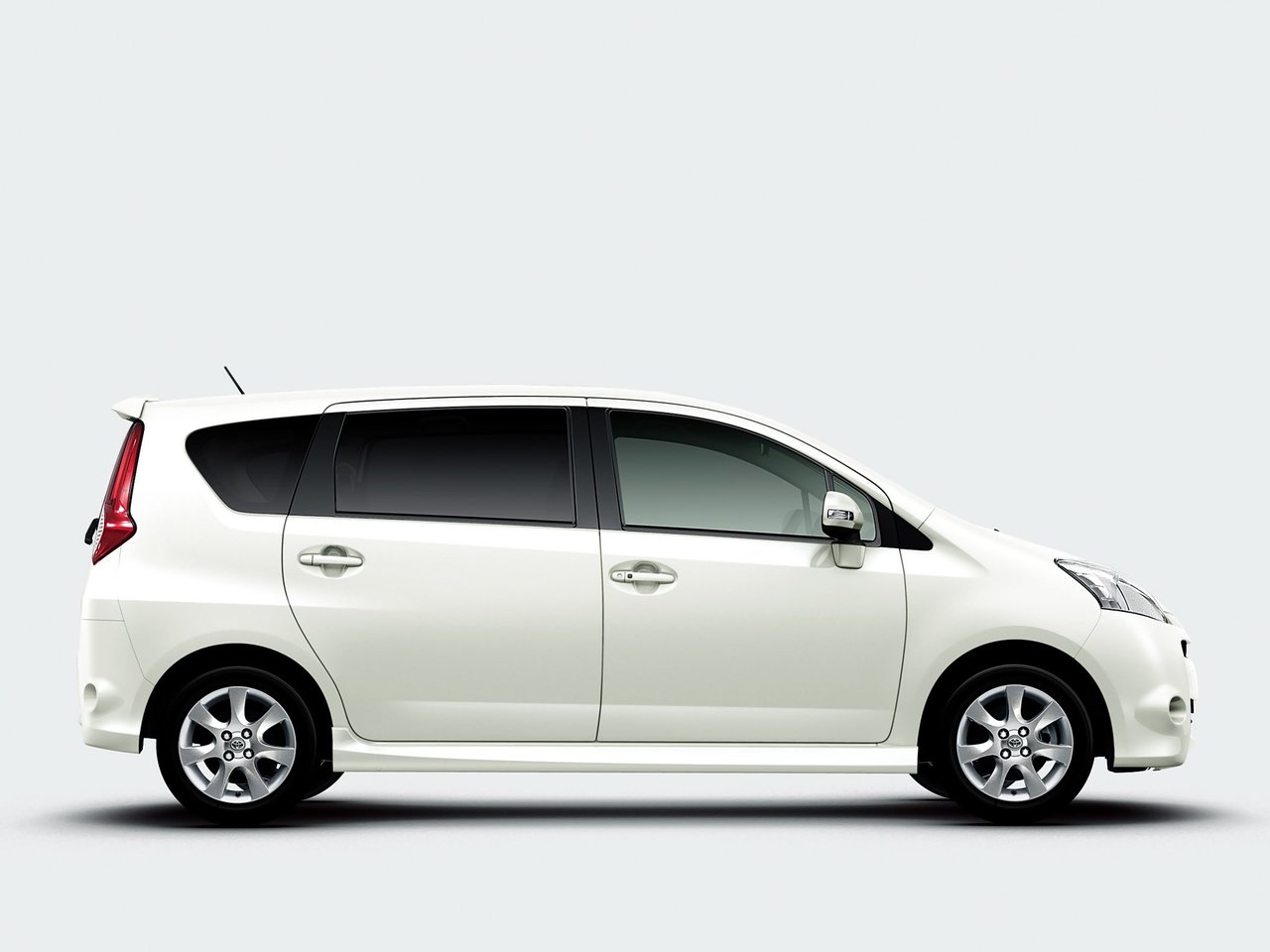 Toyota Passo Sette Компактвэн