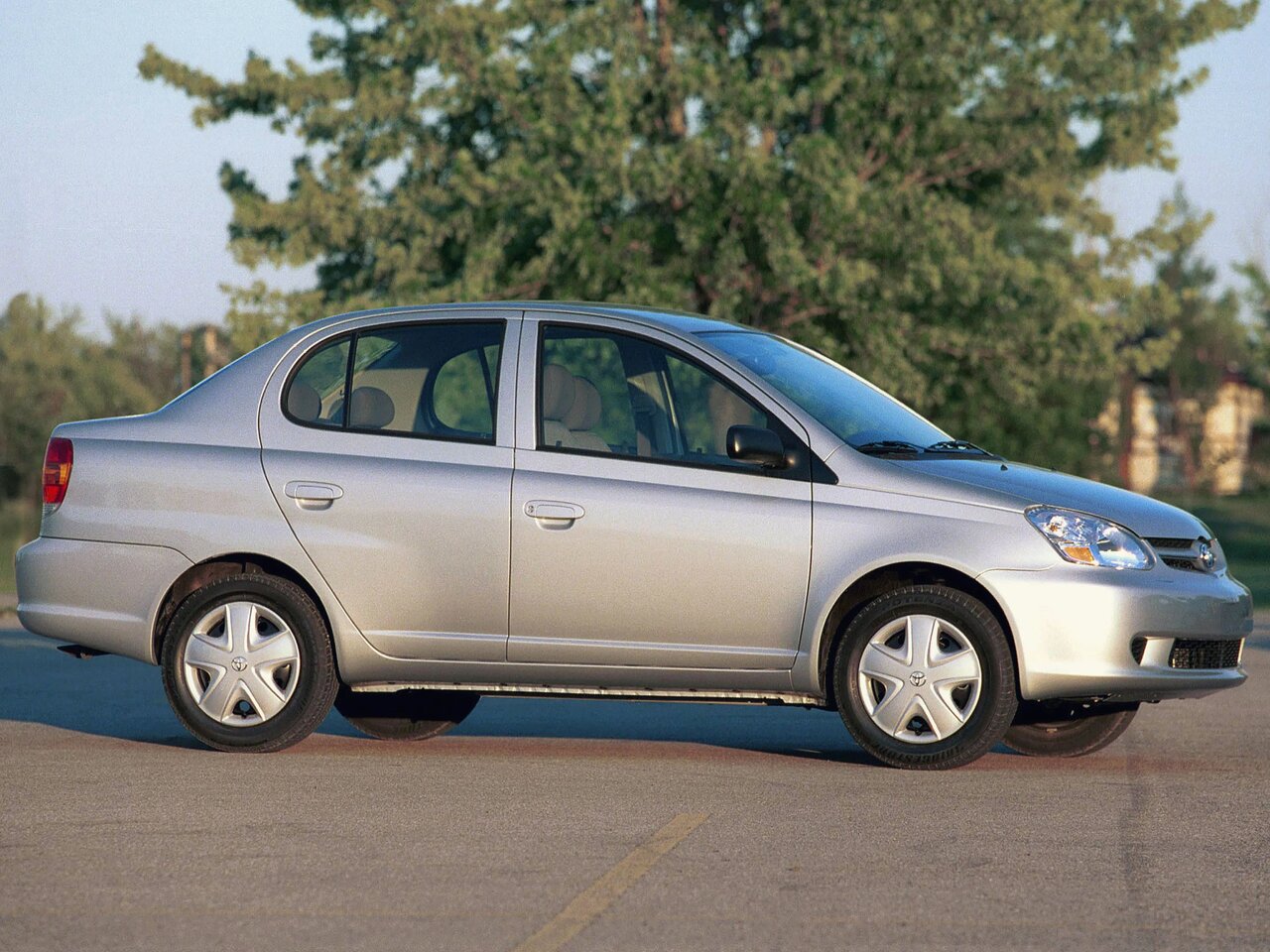 Toyota Platz Седан