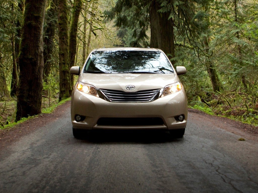 Toyota Sienna III