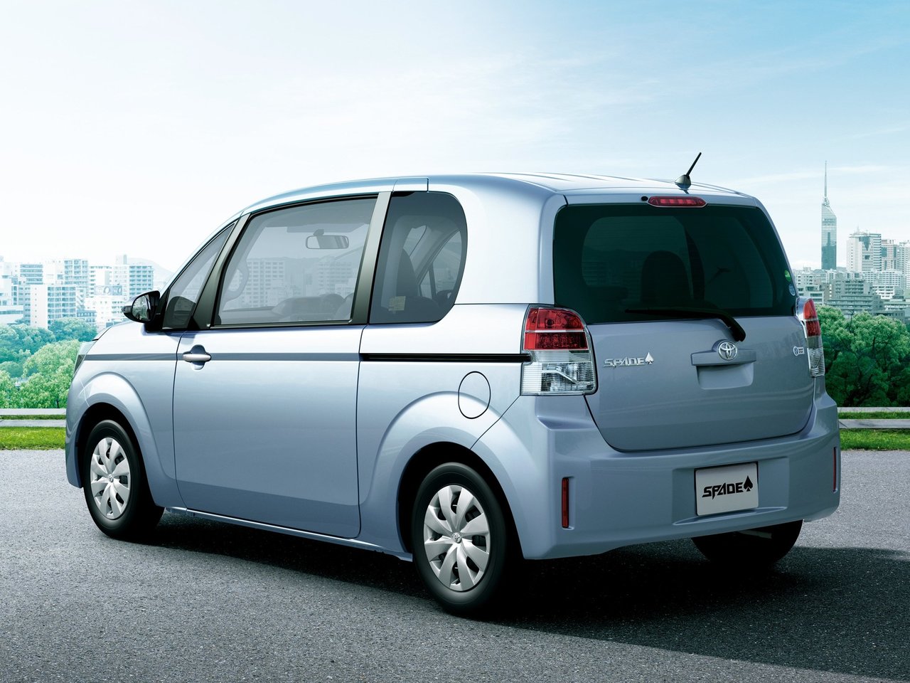 Toyota Spade Микровэн