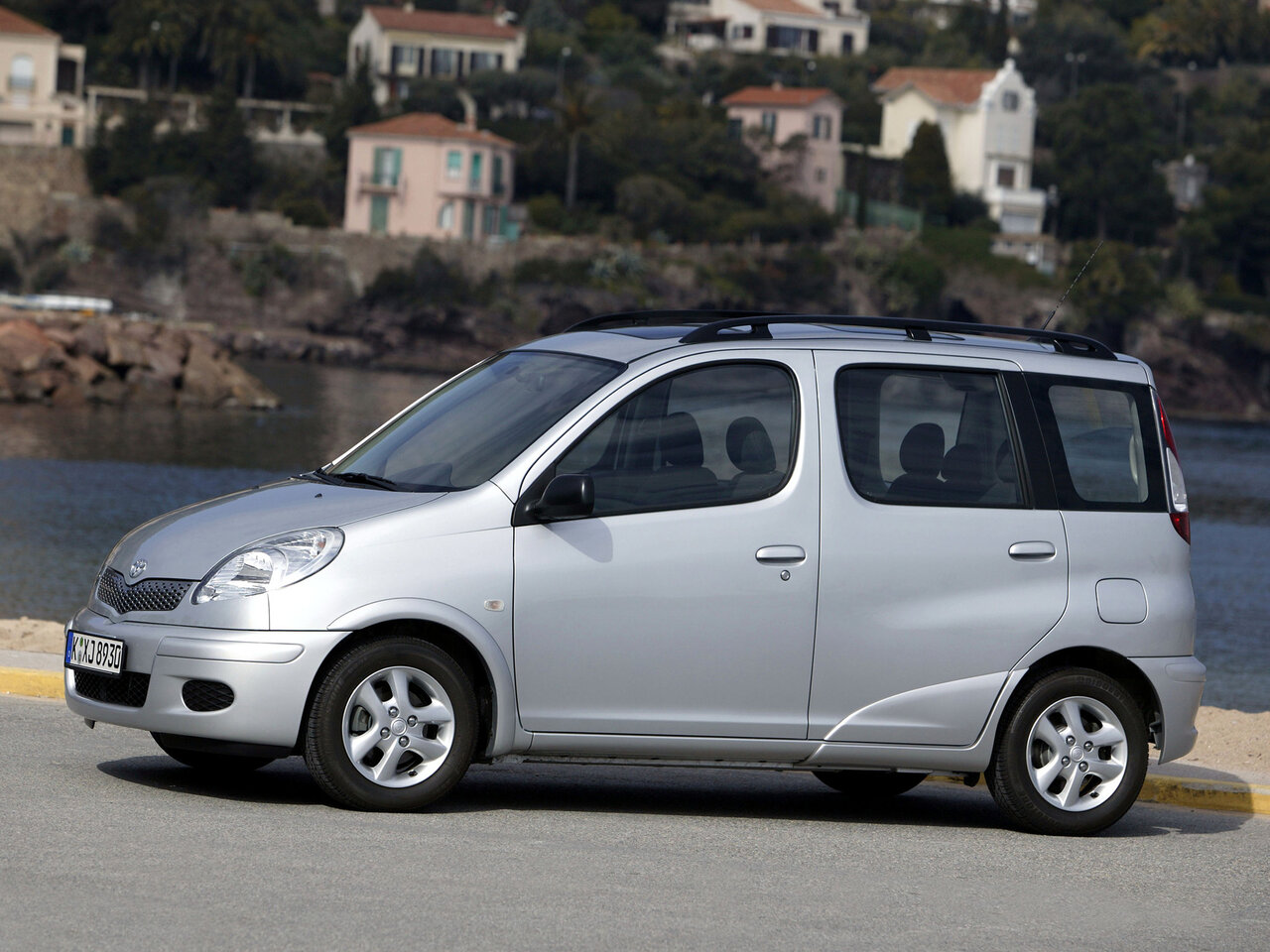 Toyota Yaris Verso Компактвэн