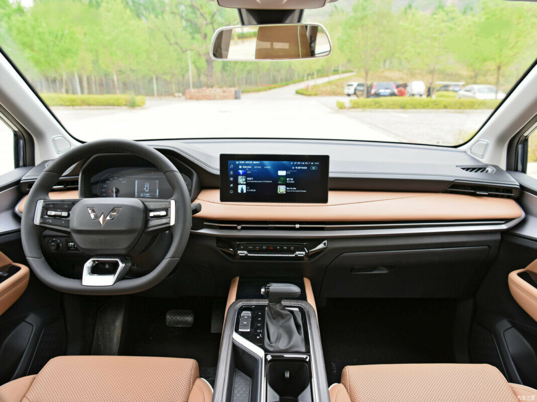 Wuling Jiachen Минивэн